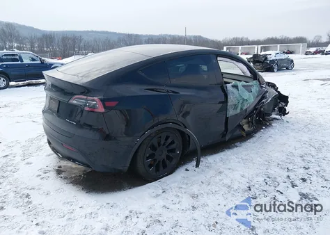 2022 Tesla Model Y Long Range Dual Motor All-Wheel Drive z USA, uszkodzony, nr VIN 7SAYGAEE0NF381904
